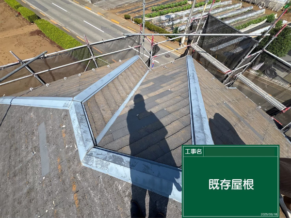 八王子市にて屋根修理・カバー工法〈スレート屋根の色褪せ、カビのお悩み〉の施工前写真