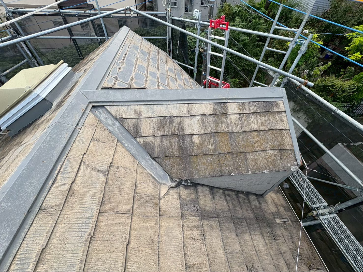 八王子市にて屋根修理・葺き替え工事〈スーパーガルテクトへの葺き替え工事〉の施工前写真