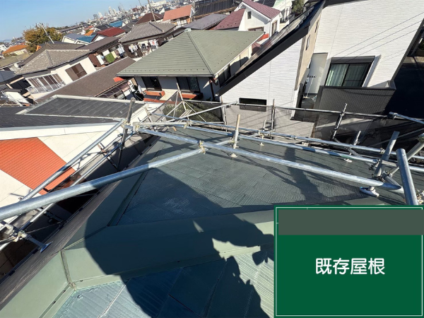 八王子市にて雨漏り修理・カバー工法〈スレート屋根からの雨漏り〉の施工前写真