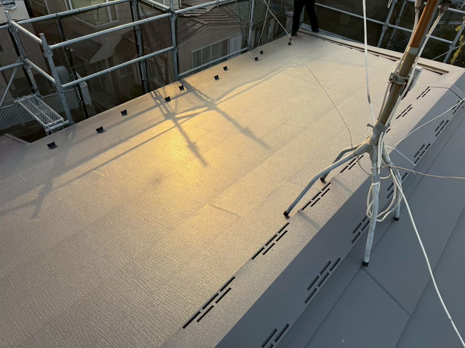 八王子市にて築３０年以上のカバー工法〈高耐久・軽量屋根材スーパーガルテクト〉の施工後写真